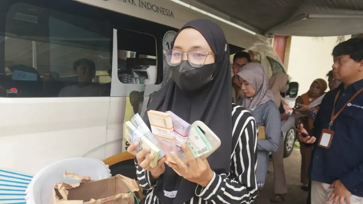 Warga Pekalongan Rela \"War\" Tiket Online Demi Tukar Uang Baru di BI Tegal, Siap Bagikan THR Lebaran