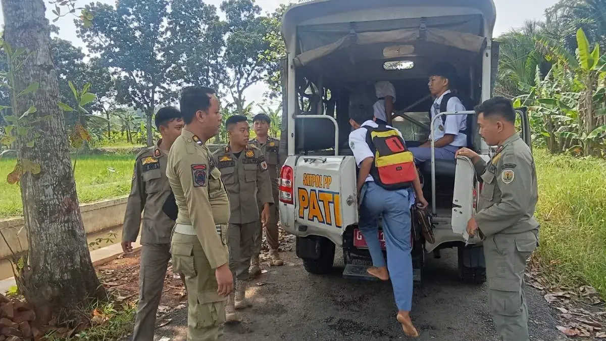 Asyik Nongkrong Saat Jam Belajar, 7 Pelajar di Pekalongan Terjaring Razia Satpol PP