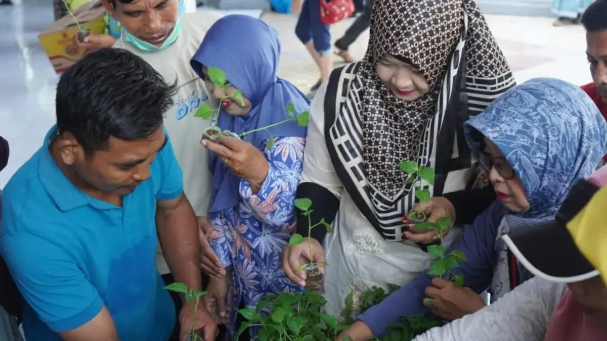 Atasi Harga Fluktuatif, Dinperpa Pekalongan Bagikan Ratusan Bibit Cabai Gratis ke Warga