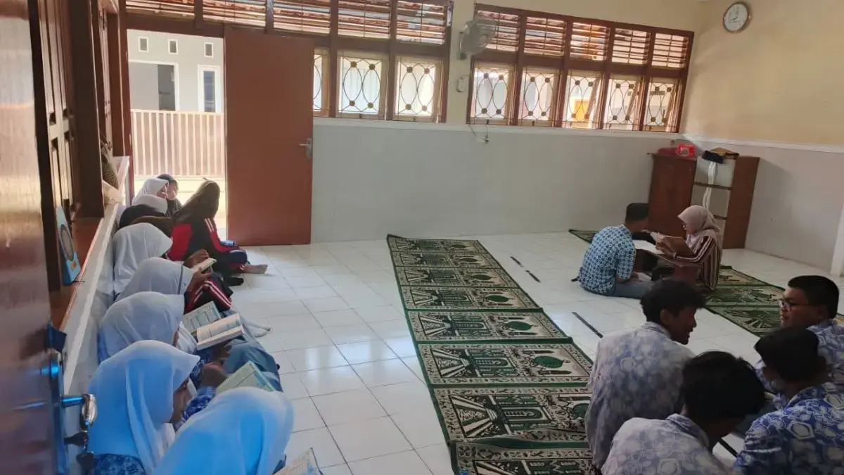 Bangun Karakter Religius, MAM Batang Rutinkan Salat Dhuha dan Hafalan Al-Quran Tiap Pagi Bangun Karakter Religius, MAM Batang Rutinkan Salat Dhuha dan Hafalan Al-Quran Tiap Pagi