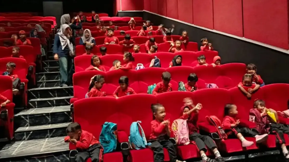 Bukan di Kelas! Siswa TK Pembina Limpung Batang Asyik Nonton Bioskop, Belajar Antre dan Literasi