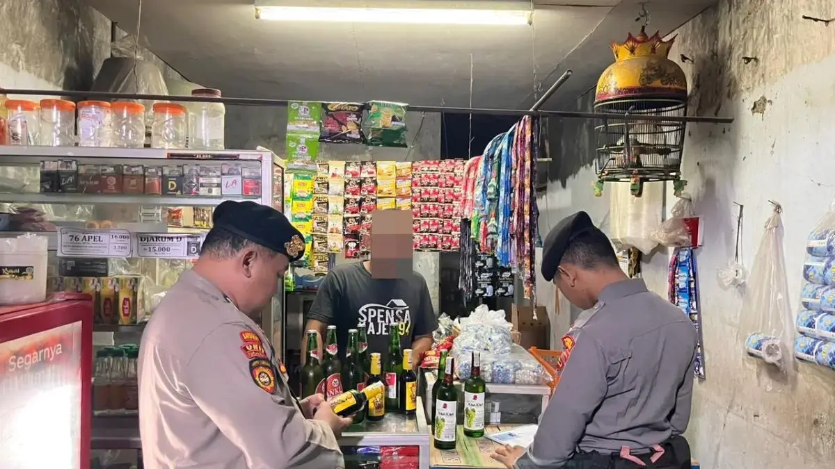 Cegah Penyakit Masyarakat, Polres Pekalongan Sita Belasan Botol Miras di Kafe Gejlik Kajen Cegah Penyakit Masyarakat, Polres Pekalongan Sita Belasan Botol Miras di Kafe Gejlik Kajen