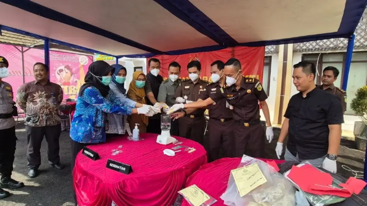 Cegah Penyalahgunaan! Kejari Pekalongan Musnahkan Barang Bukti 32 Perkara Inkracht, Ada Sabu & Ganja Cegah Penyalahgunaan! Kejari Pekalongan Musnahkan Barang Bukti 32 Perkara Inkracht, Ada Sabu & Ganja