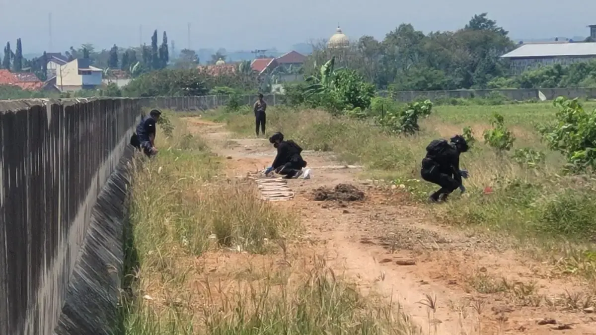 Duarr! Tim Gegana Brimob Musnahkan Barang Bukti Petasan di Degayu Pekalongan, Disaksikan Tersangka