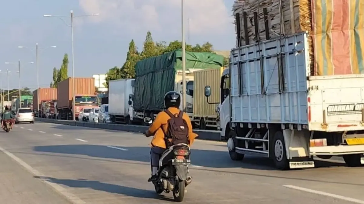 Horor Macet 3 Km Landa Pantura Brangsong Kendal Imbas Pengecoran Jalan, Polisi Terapkan Contraflow!