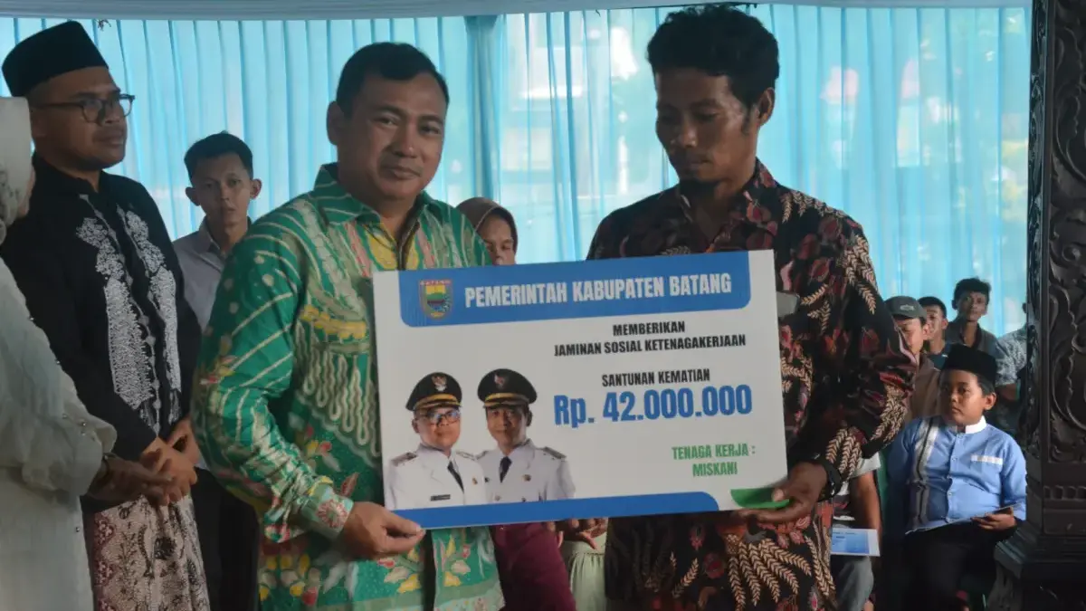 BPJS ketenagakerjaan Cabang Batang menyerahkan santunan klaim kematian.