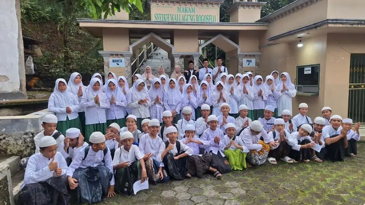 Jelang Ujian ASAJ, Siswa SDIT Gondang Pekalongan Gelar Ziarah Makam Auliya demi Perkuat Spiritual Jelang Ujian ASAJ, Siswa SDIT Gondang Pekalongan Gelar Ziarah Makam Auliya demi Perkuat Spiritual