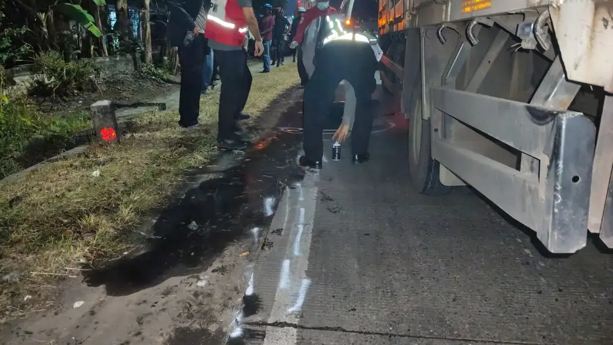 Kecelakaan Maut di Pantura Kendal, Pemotor Wanita Tewas Terjatuh Saat Gagal Menyalip Truk