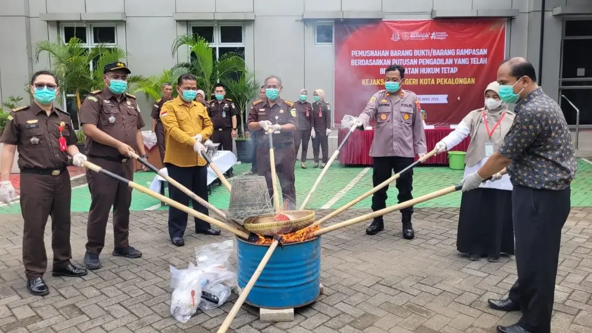 Kejari Pekalongan Musnahkan Bukti 27 Perkara Pidana, Kasus Narkoba Mendominasi Kejari Pekalongan Musnahkan Bukti 27 Perkara Pidana, Kasus Narkoba Mendominasi