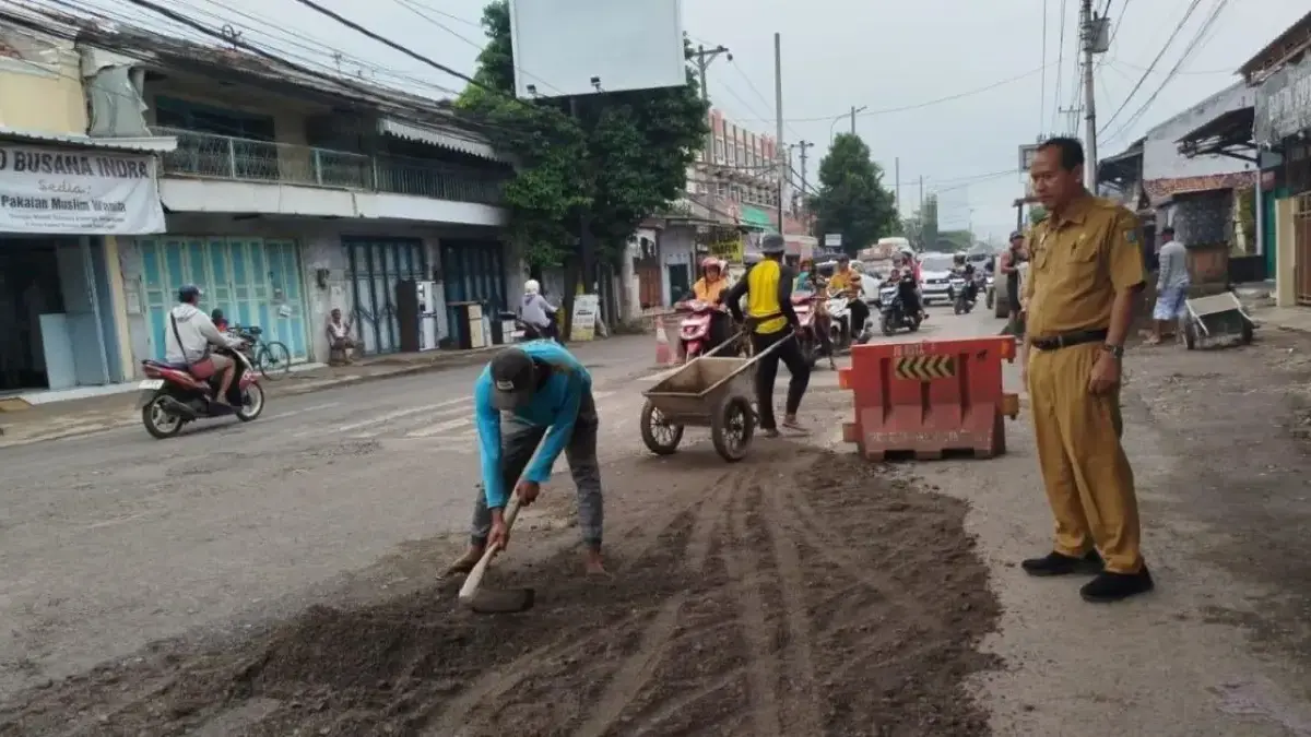 Klaim 90 Persen Jalan Rusak Tuntas Diperbaiki, Wali Kota Pekalongan Kebut Aspal Wilayah Banyurip Klaim 90 Persen Jalan Rusak Tuntas Diperbaiki, Wali Kota Pekalongan Kebut Aspal Wilayah Banyurip