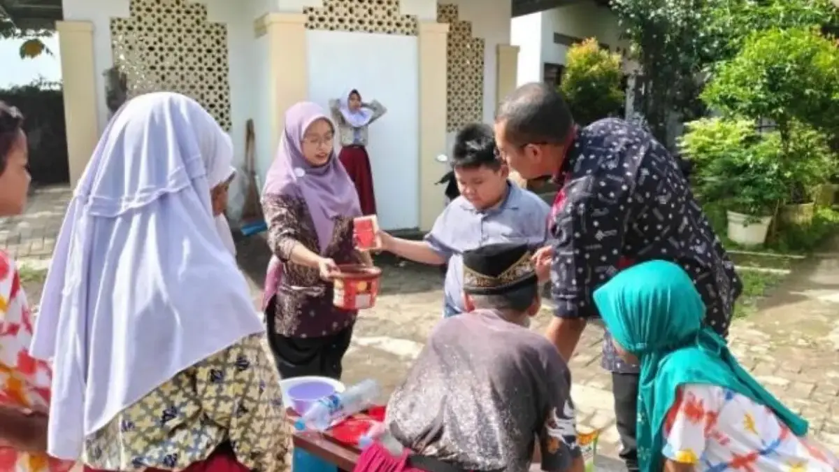 Latih Kemandirian, Siswa Berkebutuhan Khusus Belajar Tanggung Jawab Lewat Rutinitas Cuci Piring