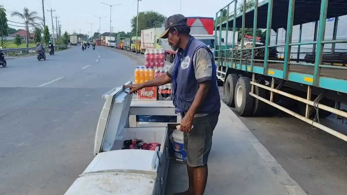 Macet Proyek Pantura Kendal Bawa Berkah bagi Pedagang, Polisi Tegas Berlakukan Contraflow