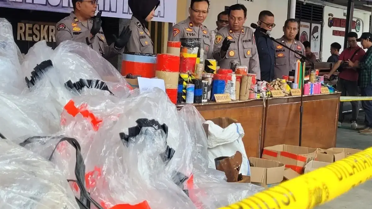 Ngeri! Polres Pekalongan Sita 684 Petasan dan 76 Balon Udara Liar di Momen Syawalan 2026 Ngeri! Polres Pekalongan Sita 684 Petasan dan 76 Balon Udara Liar di Momen Syawalan 2026