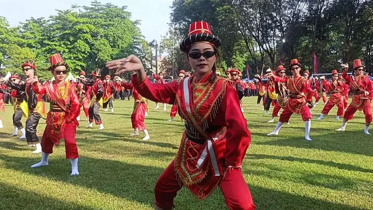 Pecahkan Rekor MURI, Seribu Gen Z Batang Tarikan Tari Babalu dan Kumpulkan Minyak Jelantah Pecahkan Rekor MURI, Seribu Gen Z Batang Tarikan Tari Babalu dan Kumpulkan Minyak Jelantah