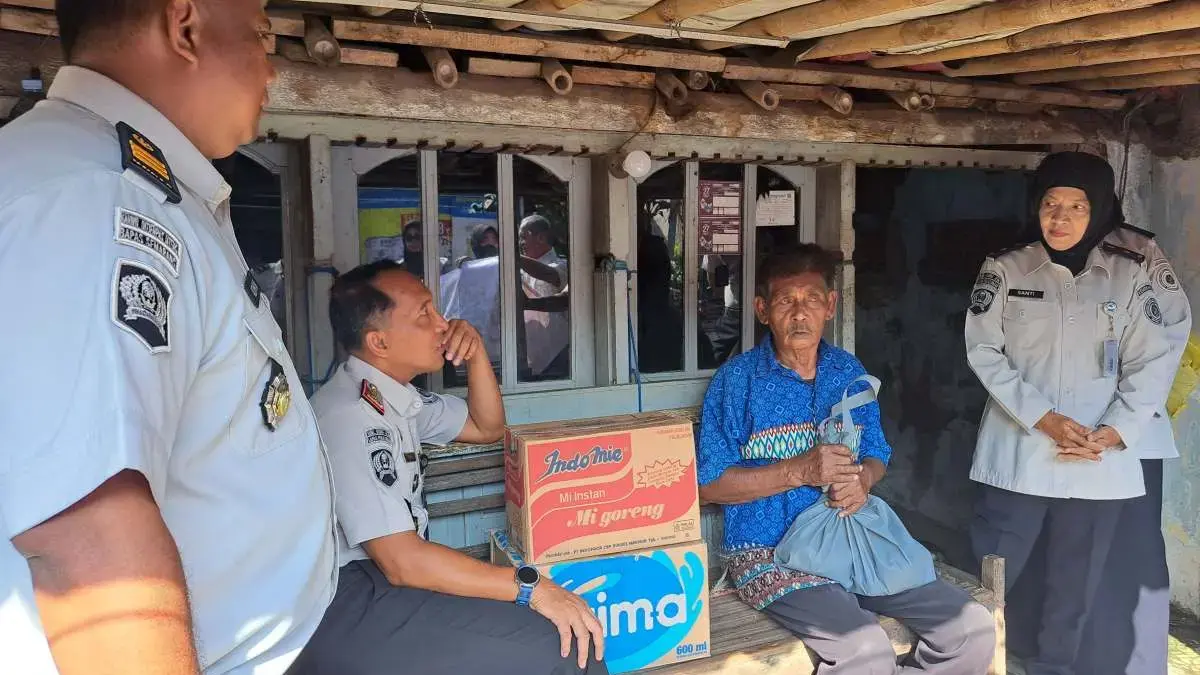 Peringati Hari Bakti Pemasyarakatan Ke-62, Lapas Pekalongan Salurkan Sembako untuk Purna Pegawai