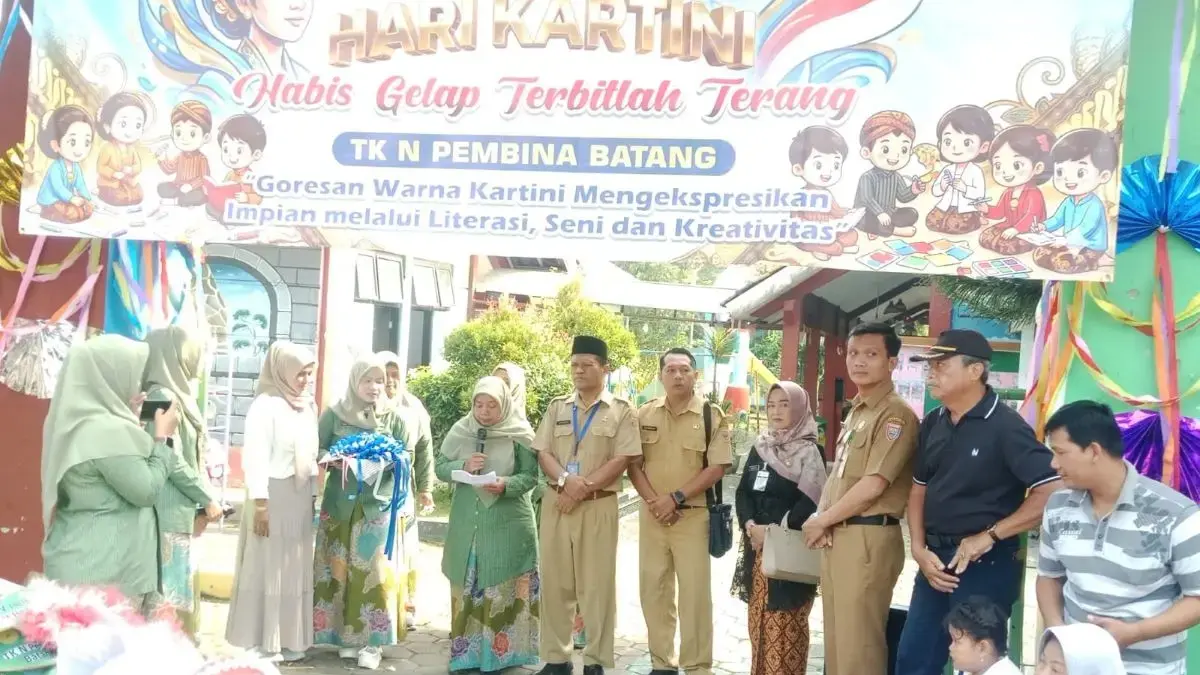 Peringati Hari Kartini, Ratusan Siswa TK Pembina Batang Gelar Pawai Busana Profesi