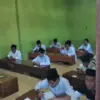Pesantren Go Digital, Ratusan Santri di Batang Ikuti Ujian Nasional PK PPS Pakai HP