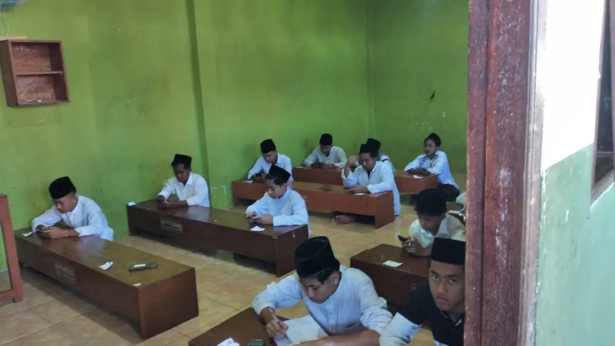 Pesantren Go Digital, Ratusan Santri di Batang Ikuti Ujian Nasional PK PPS Pakai HP
