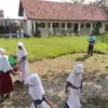 Rayakan HUT Kota Pekalongan, Siswa SD Klego 4 Kompak Gelar Aksi Serbu Sampah