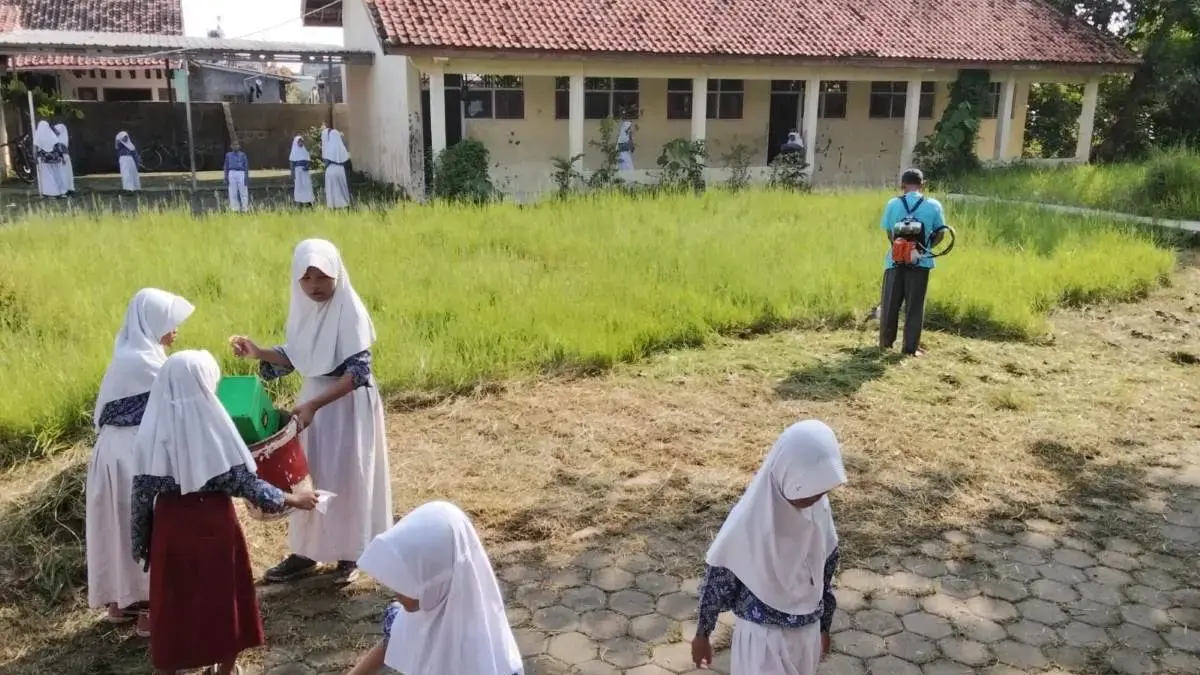 Rayakan HUT Kota Pekalongan, Siswa SD Klego 4 Kompak Gelar Aksi Serbu Sampah