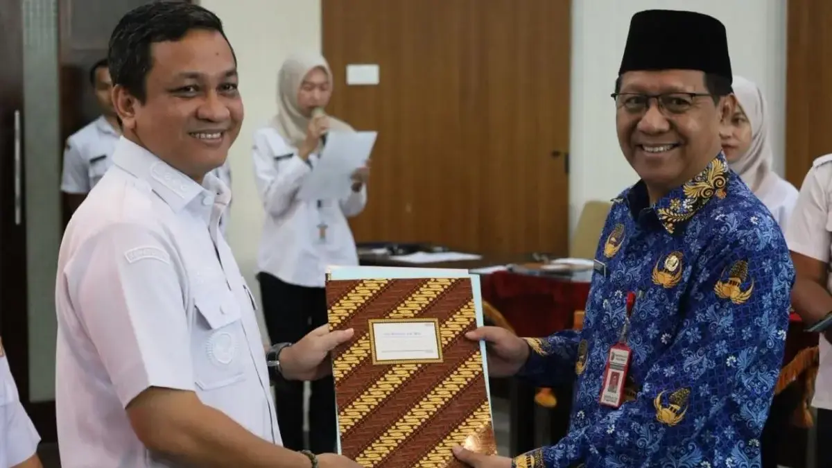 Resmi Purnatugas! Wali Kota Pekalongan Serahkan SK Pensiun 21 PNS Termasuk 2 Pejabat Eselon II