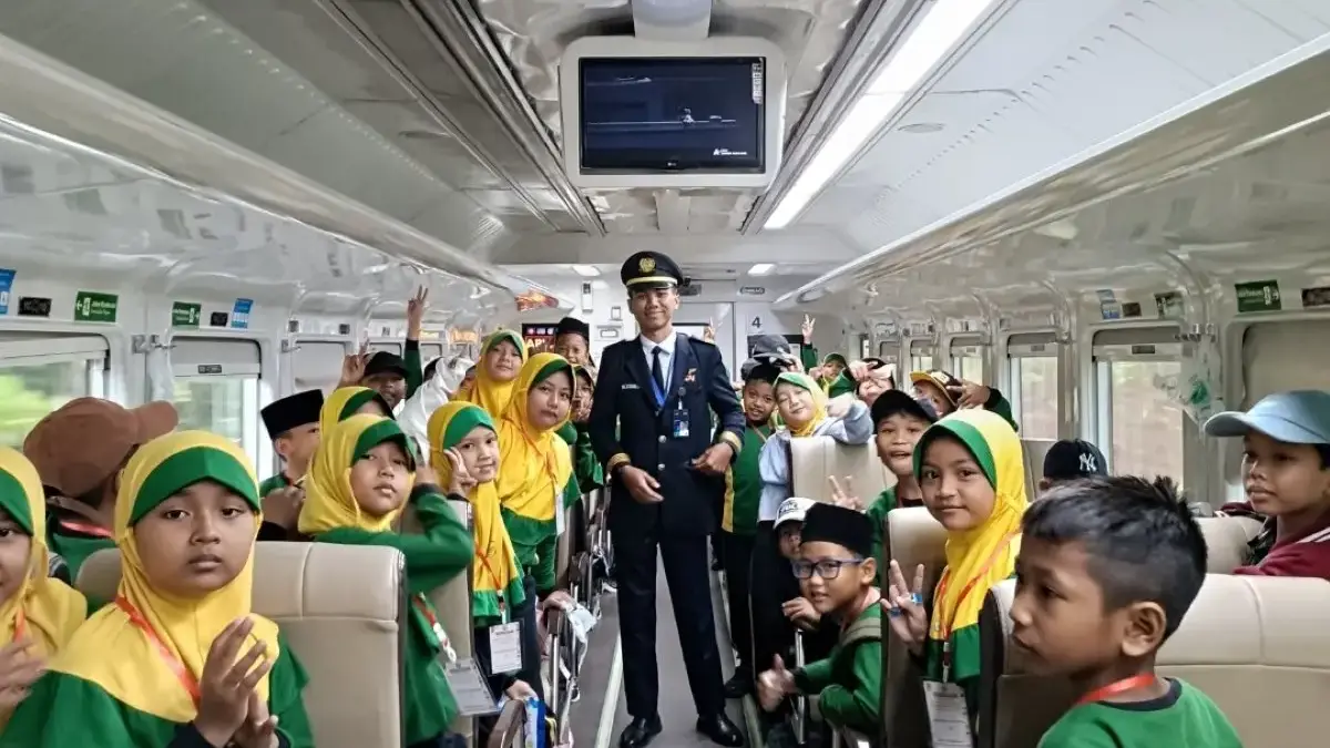 Seru! Siswa SDIT Ar Roudloh Batang Nikmati Sensasi Outing Class Naik Kereta Api Langsung ke Semarang