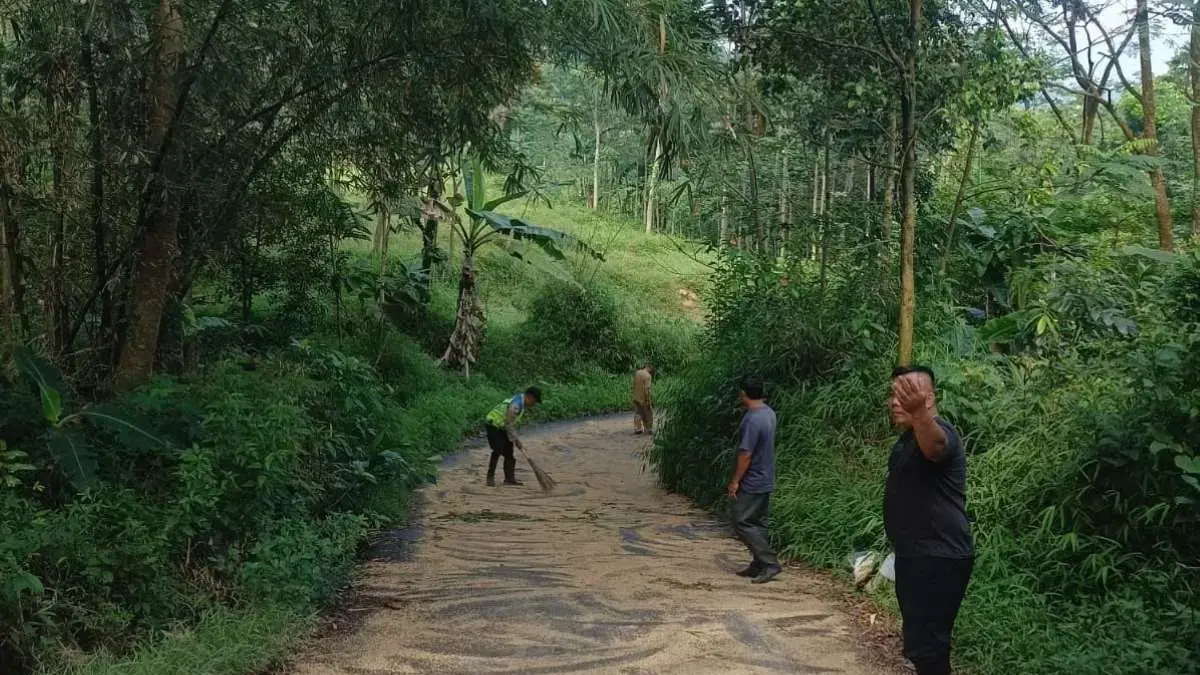 Solar Tumpah di Jalur Bojongkoneng Pekalongan, Banyak Motor Tergelincir, Warga & Aparat Turun Tangan