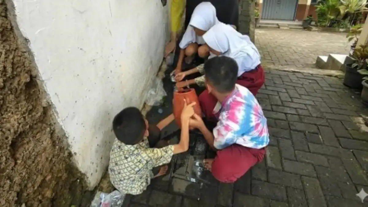Tanamkan Mitigasi Sejak Dini, Siswa ABK Pekalongan Belajar Cegah Banjir lewat Simulasi Sampah