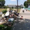 Tumpukan Sampah Menggunung di Jembatan Kaliwungu Kendal, Bau Busuk Ganggu Aktivitas Sekolah