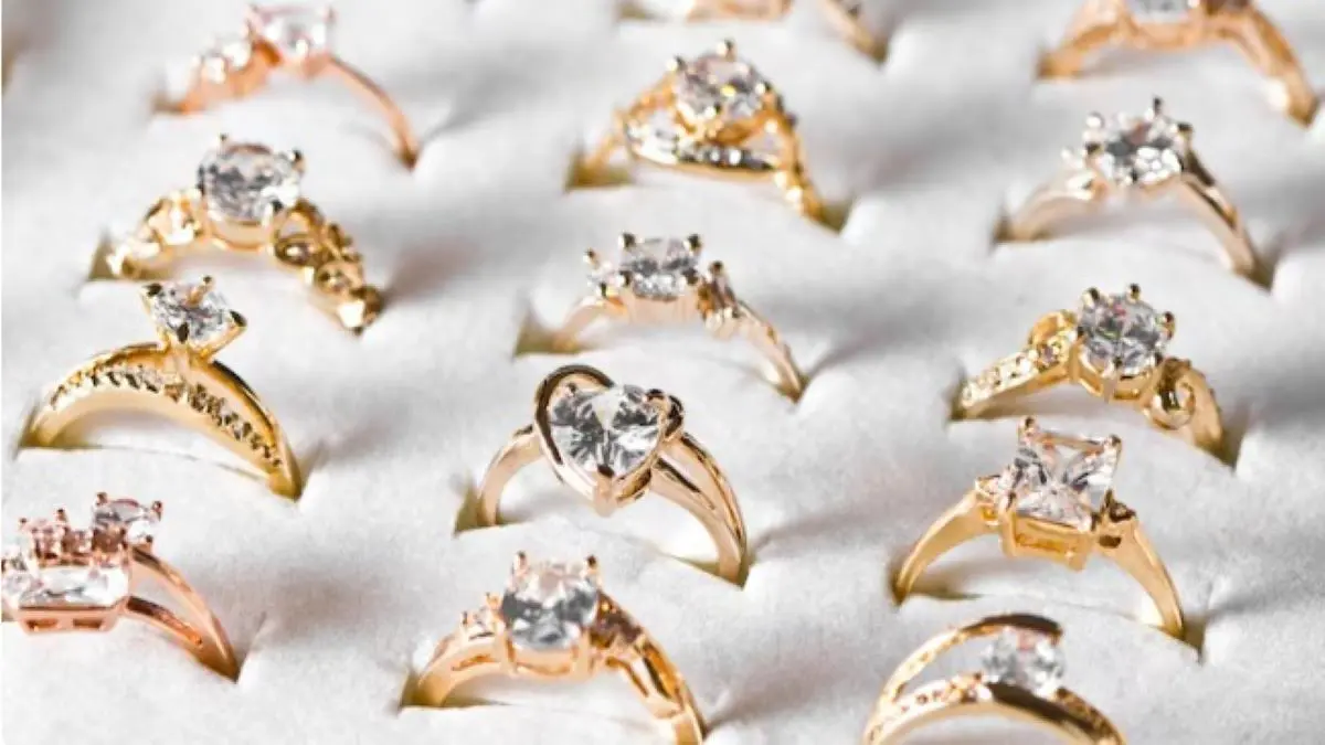 Harga Emas Perhiasan Hari Ini 11 April 2026 Stabil Sejak Kemarin! Ini Daftar dari Rajaemas dan Lakuemas! harga emas perhiasan hari ini 11 April 2026