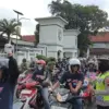 Aksi May Day 2026 di Kendal Berlangsung Damai, Buruh Gelar Konvoi Polwan Bagikan Bunga