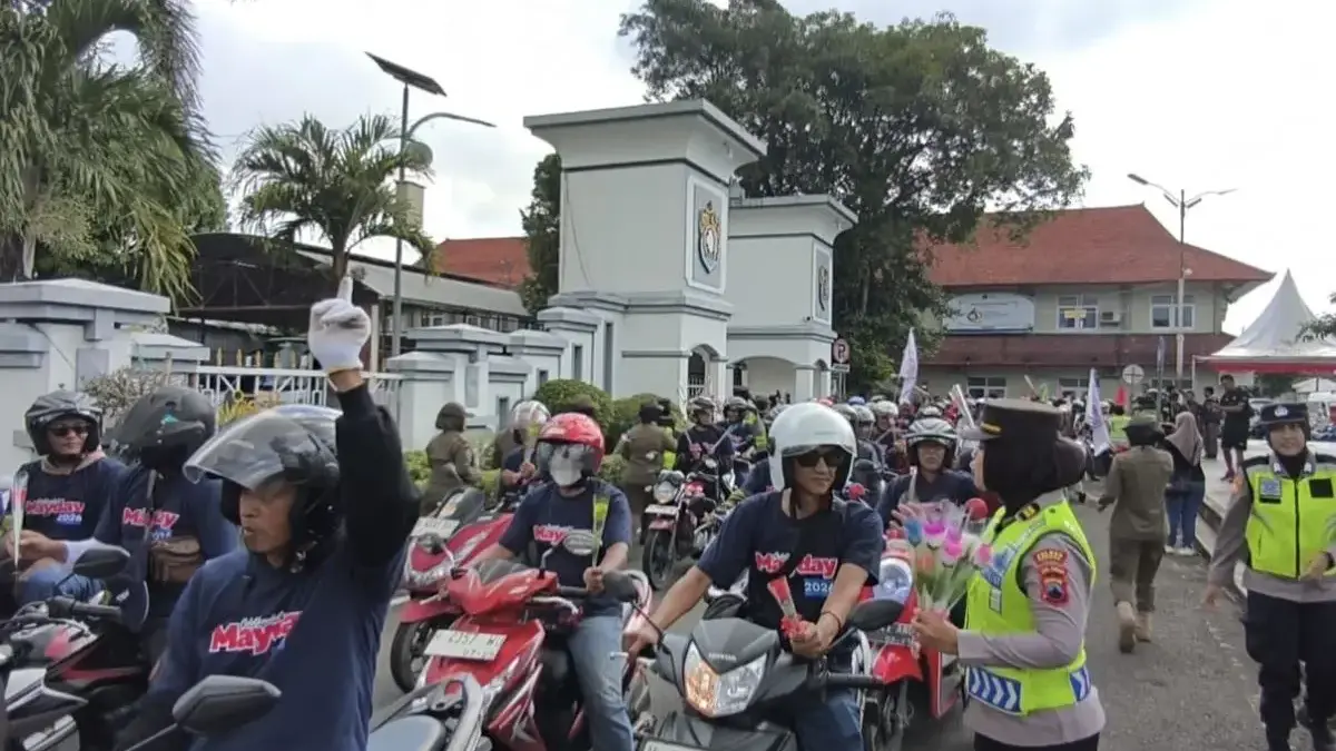 Aksi May Day 2026 di Kendal Berlangsung Damai, Buruh Gelar Konvoi Polwan Bagikan Bunga