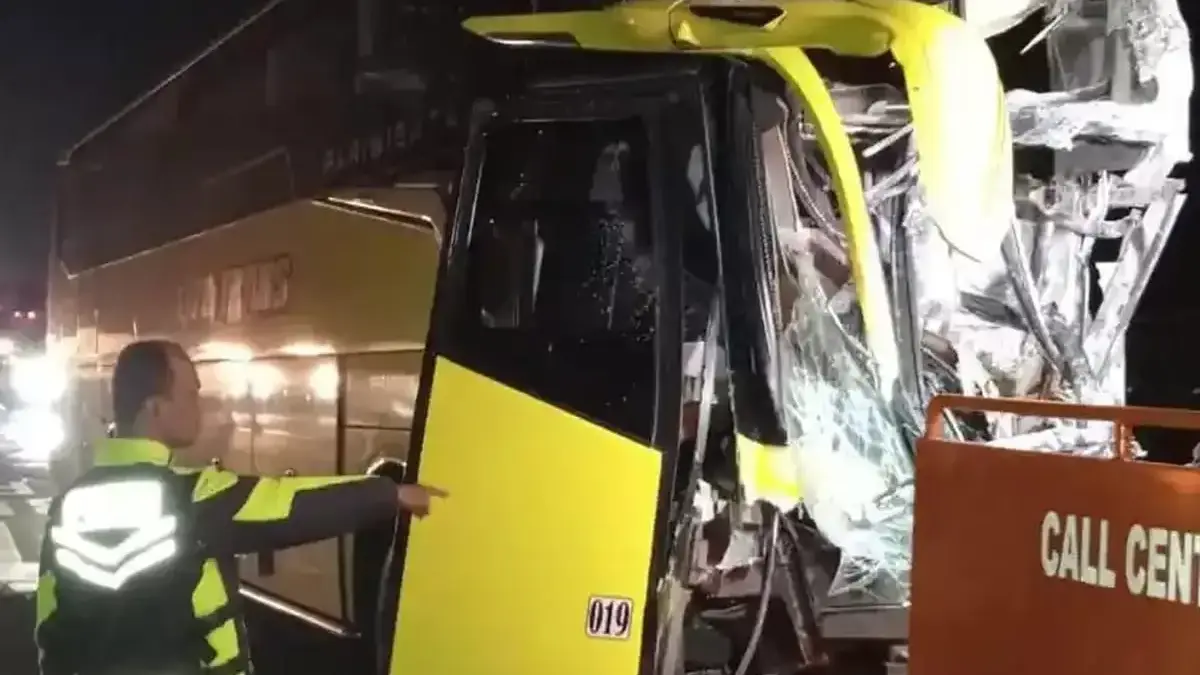 Bus Rombongan SMPN 2 Brangsong Kecelakaan di Tol Cipali KM 88, 1 Orang Tewas dan 7 Luka-luka Bus Rombongan SMPN 2 Brangsong Kecelakaan di Tol Cipali KM 88, 1 Orang Tewas dan 7 Luka-luka