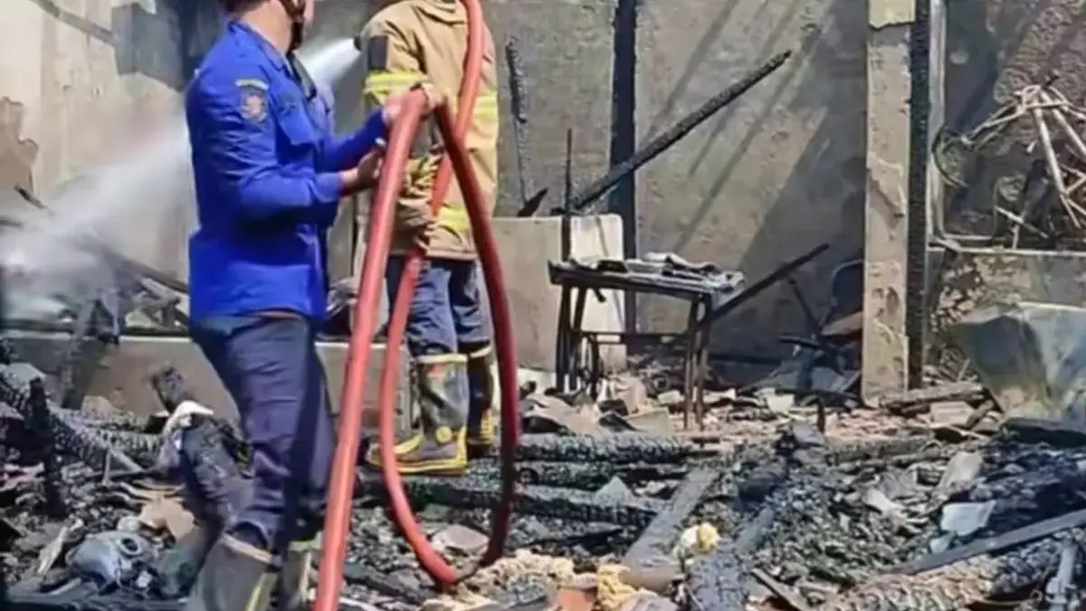 Diduga Korsleting Listrik, Rumah 3 KK di Kaliwungu Kendal Ludes Terbakar, Kerugian Capai Rp 250 Juta