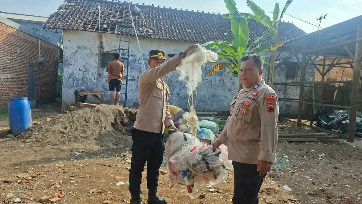 Duarr! Balon Udara Liar Berpetasan Jatuh Bom Rumah Warga di Medono Pekalongan, Plafon Kamar Sampai Jebol Duarr! Balon Udara Liar Berpetasan Jatuh Bom Rumah Warga di Medono Pekalongan, Plafon Kamar Sampai Jebol