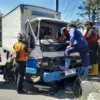 Hindari Motor Rem Mendadak, Mobil Boks Ringsek Tabrak Pembatas Alun-alun Kendal, Sopir Terjepit