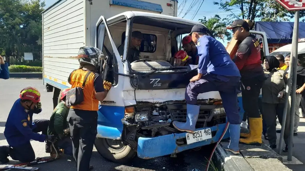Hindari Motor Rem Mendadak, Mobil Boks Ringsek Tabrak Pembatas Alun-alun Kendal, Sopir Terjepit