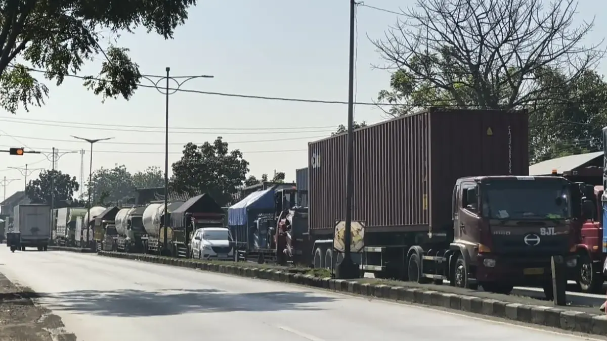 Macet Pantura Kendal! Truk Patah As di Jembatan Kalibodri Bikin Kendaraan Mengular 5 Km Horor Macet Pantura Kendal! Truk Patah As di Jembatan Kalibodri Bikin Kendaraan Mengular 5 Km