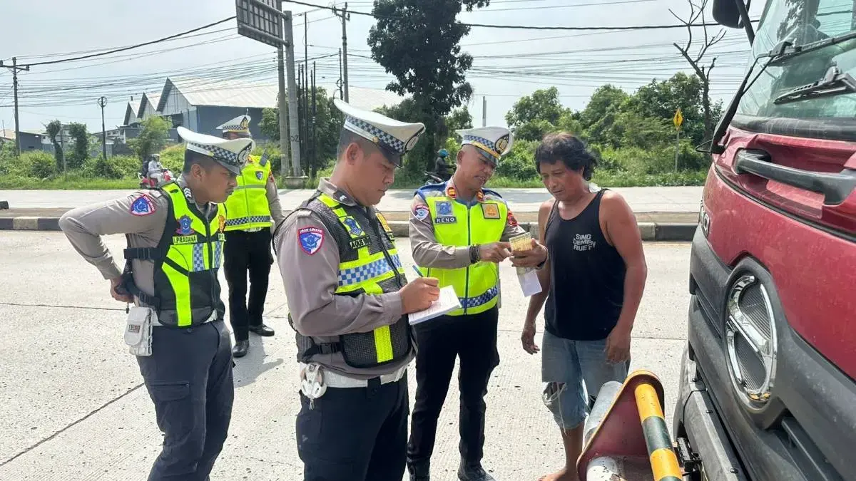 Jaga Kelancaran Jalur Arteri, Satlantas Polres Batang Jaring Puluhan Truk Sumbu Tiga di Exit Tol Kandeman