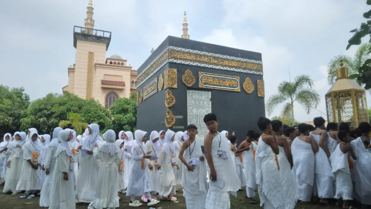 Kenalkan Ibadah Sejak Dini, Ratusan Siswa MI Dabin 3 Pekalongan Ikuti Peragaan Manasik Haji Kenalkan Ibadah Sejak Dini, Ratusan Siswa MI Dabin 3 Pekalongan Ikuti Peragaan Manasik Haji
