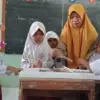 Lolipop Huruf: Inovasi Kreatif SDN Kraton Kidul Pekalongan Dongkrak Minat Baca Siswa