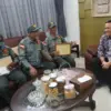 Mengabdi Lebih dari 30 Tahun, Tiga Anggota Linmas Senior Terima Santunan dari Wali Kota Pekalongan
