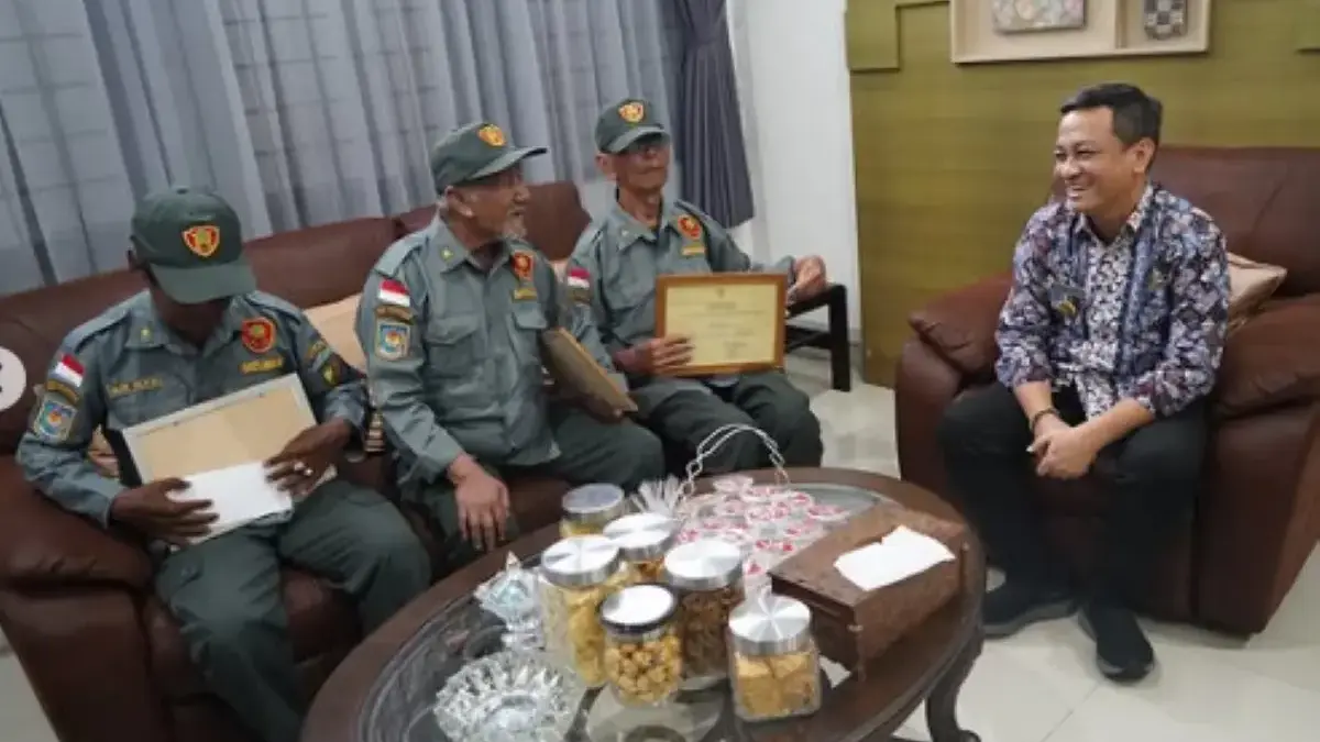 Mengabdi Lebih dari 30 Tahun, Tiga Anggota Linmas Senior Terima Santunan dari Wali Kota Pekalongan