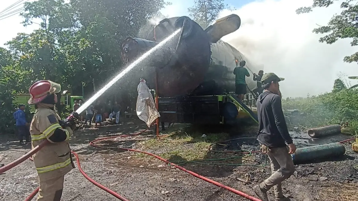 Ngeri! Cerobong Bekas di Atas Truk Terbakar Saat Dilas, Pekerja Bengkel di Kaliwungu Panik