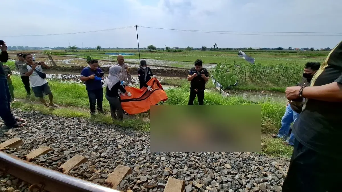 Ngeri! Jalan Sendirian Pakai Sarung, Pria Tanpa Identitas Tewas Tertabrak KA Kargo di Ngampel Kendal