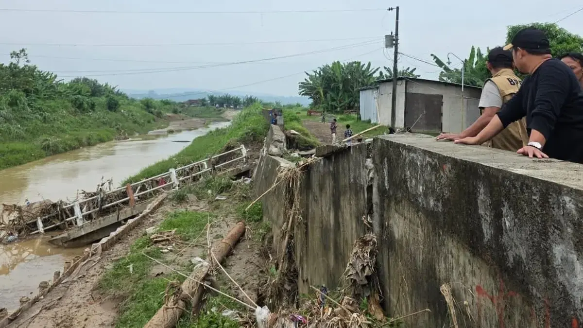 Ngeri! Jembatan Antar Kecamatan di Kendal Putus Diterjang Banjir, Pemkab Minta Rekomtek Diturunkan Ngeri! Jembatan Antar Kecamatan di Kendal Putus Diterjang Banjir, Pemkab Minta Rekomtek Diturunkan