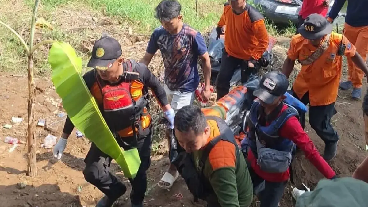 Remaja yang Tenggelam di Sungai Sengkarang Pekalongan Ditemukan Meninggal di Dasar Sungai Remaja yang Tenggelam di Sungai Sengkarang Pekalongan Ditemukan Meninggal di Dasar Sungai