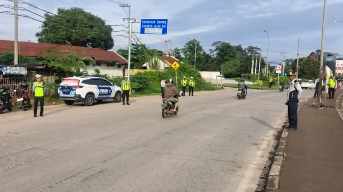 Tekan Fatalitas Kecelakaan Pantura, Satlantas Batang Giring Truk Sumbu 3 Masuk Lewat Gerbang Tol Kandeman Tekan Fatalitas Kecelakaan Pantura, Satlantas Batang Giring Truk Sumbu 3 Masuk Lewat Gerbang Tol Kandeman