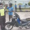 Viral! Pemotor Nekat Terobos Tol Batang-Semarang, Sempat Dikejar Petugas hingga KM 353