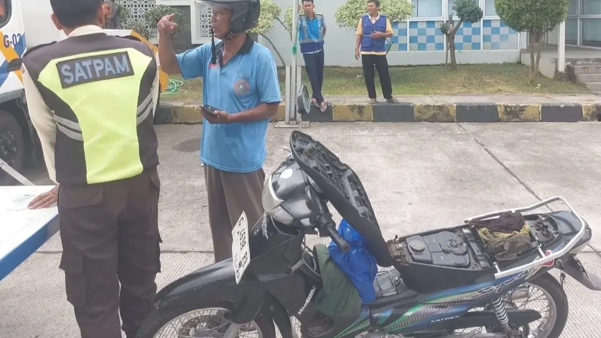 Viral! Pemotor Nekat Terobos Tol Batang-Semarang, Sempat Dikejar Petugas hingga KM 353 Viral! Pemotor Nekat Terobos Tol Batang-Semarang, Sempat Dikejar Petugas hingga KM 353